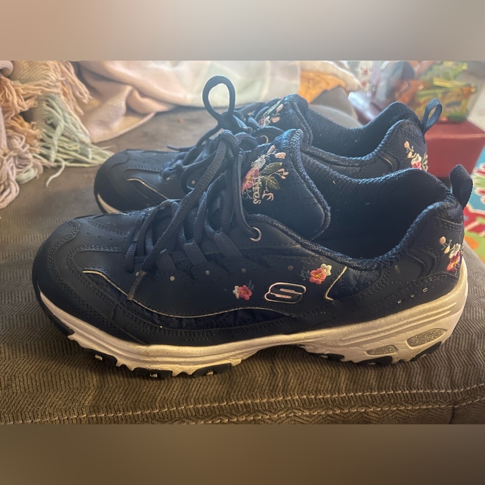 Exc condition Skechers D’Lites navy sneakers with embroidered flowers. Size 10